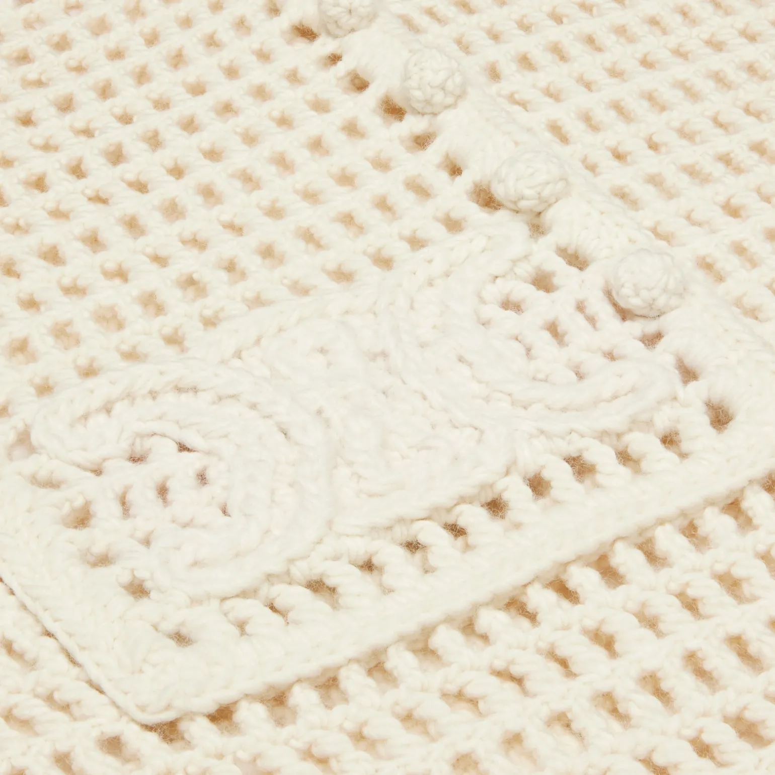 triomphe baja in crocheted wool